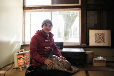 旧小河内小学校の用務員室をCode for Okutamaの事務所として使う濱田さん。 「この時期は寒いが、静かで集中できる。和室もお気に入り」と話す