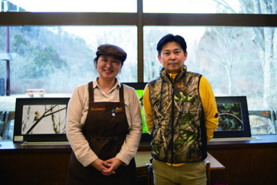 「写真を見ながらゆったりとした時間を過ごしてほしい」と話す内田さん（左）と岡部さん