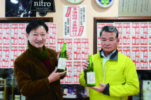 当日使う予定のラベルが貼られた空瓶を持つ石川社長（左）と瀬古社長