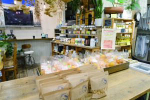 全国から集めたおいしい商品の並ぶ棚。まるで雑貨店のような雰囲気
