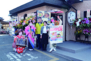チンドン屋の「チンドン芸能社」が町を練り歩いて宣伝。瀬古社長（左から３人目）と妻の光子さんも加わった