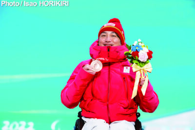 パラリンピック会場で銅メダルを手にする森井さん （©堀切功/日本障害者スキー連盟）