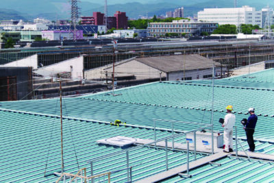 工場の保守業務として、ドローンで屋根や外壁の状態を撮影する例