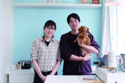 愛犬メイプルと鈴木さん夫妻