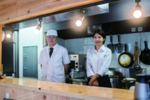 木村さん（左）と前職のホテルの同僚で、オープン当時から一緒に店を切り盛りする村社彩さん