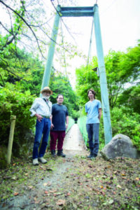 小島さん、舩木さん、渡邉さん（左から）。キャンプ場には大きな吊り橋がある