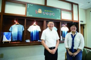 藍染のTシャツの前に立つ堤さん（右）と越沼さん