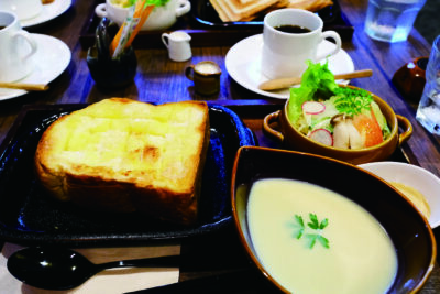 手製のジャガイモ冷製スープ、サラダ、バターたっぷりの厚切りトースト、コーヒーで５００円