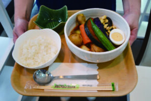 専用トッピングを乗せた、野菜がごろごろ入ったスープカレー。野菜は収穫時期により異なる