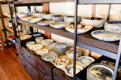 棚にはさまざまな皿や器が展示される