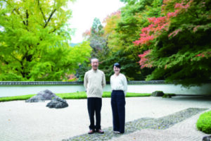 枯山水に立つ小澤館長（左）と新井主事