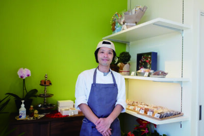 「常連さんを飽きさせないよう、さまざまなケーキを作りたい」と話す田中さん