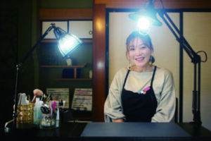 「ネイリストになってから、毎日が本当に楽しい」と笑う峰岸さん